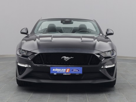 Frontansicht eines Ford Mustang GT Cabrio V8 450PS / Premium 2 / Magne in Dark Matter Grey 