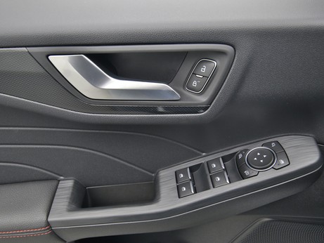  Ford Kuga ST-Line X 150PS / Winter-P. / Klima / Navi in Frost-weiß 