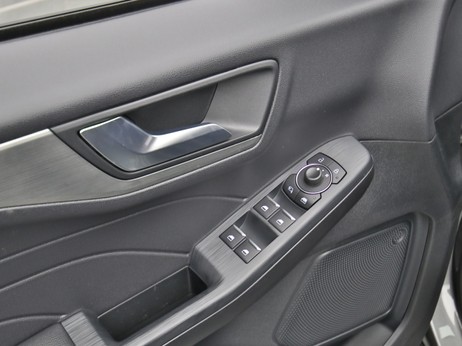  Ford Kuga Titanium 150PS / Winter-P. / Navi / PDC in Magnetic Grau 