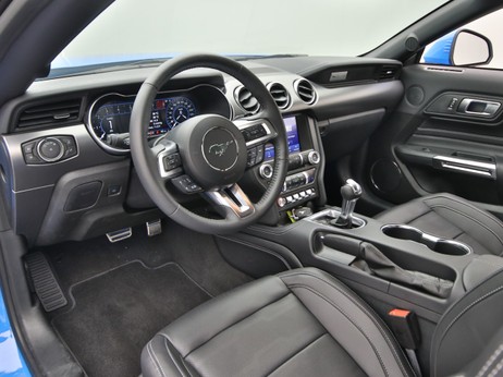 Armaturenbrett eines Ford Mustang GT Cabrio V8 450PS Aut. / Premium 2 in Grabber Blue 