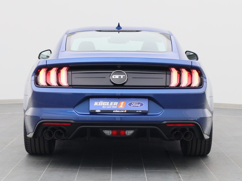 Heckansicht eines Ford Mustang GT Coupé V8 450PS / Premium 2 / Magne in Atlas Blau 