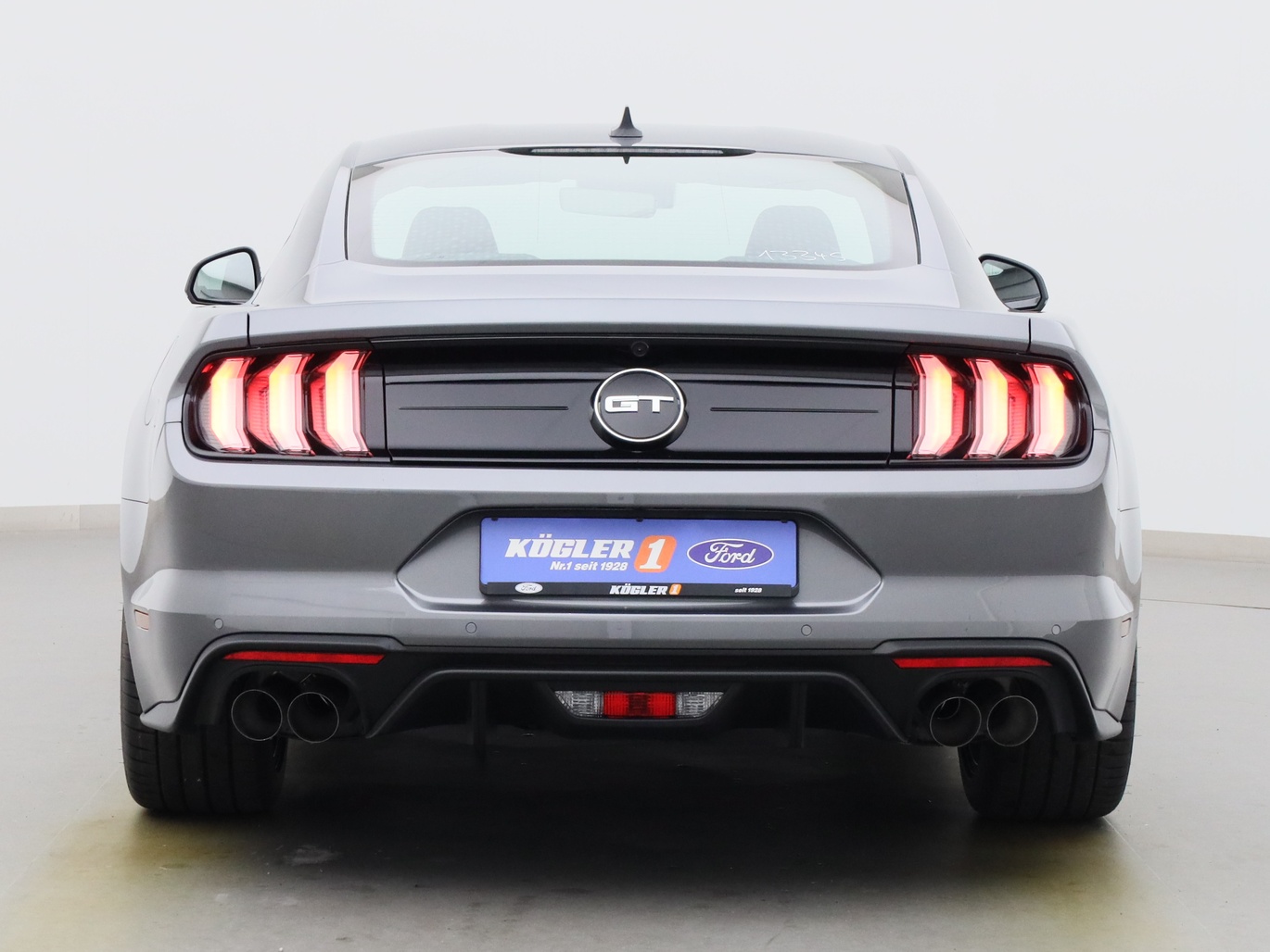Heckansicht eines Ford Mustang GT Coupé V8 450PS / Premium 2 / Magne in Carbonized Gray 