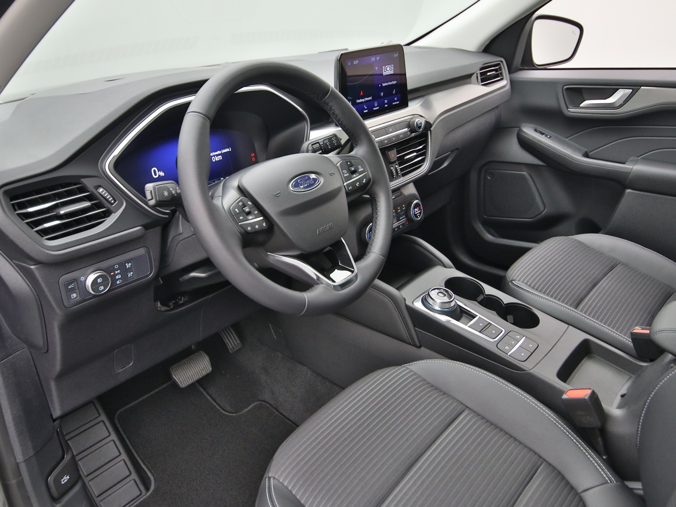 Armaturenbrett eines Ford Kuga Titanium X 225PS Plug-in-Hybrid Aut. in Magnetic Grau 