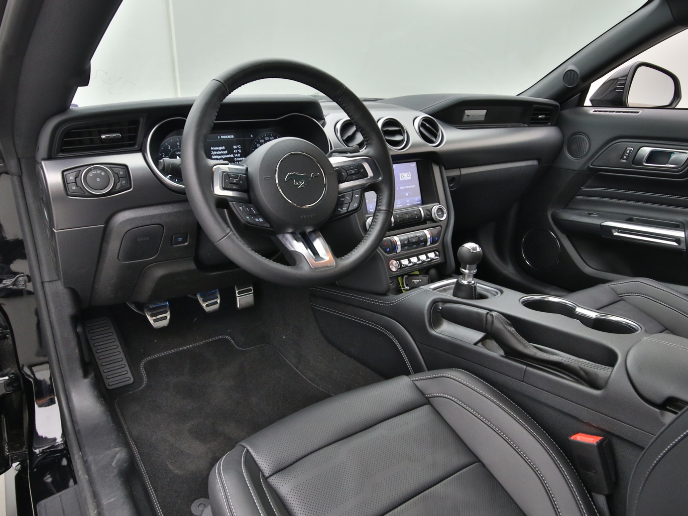 Armaturenbrett eines Ford Mustang GT Coupé V8 450PS / Premium 2 / B&O in Iridium Schwarz 