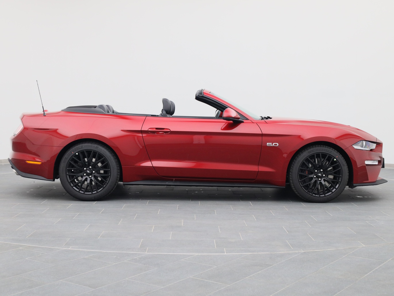  Ford Mustang GT Cabrio V8 450PS / Premium 2 in Lucid Rot von Rechts