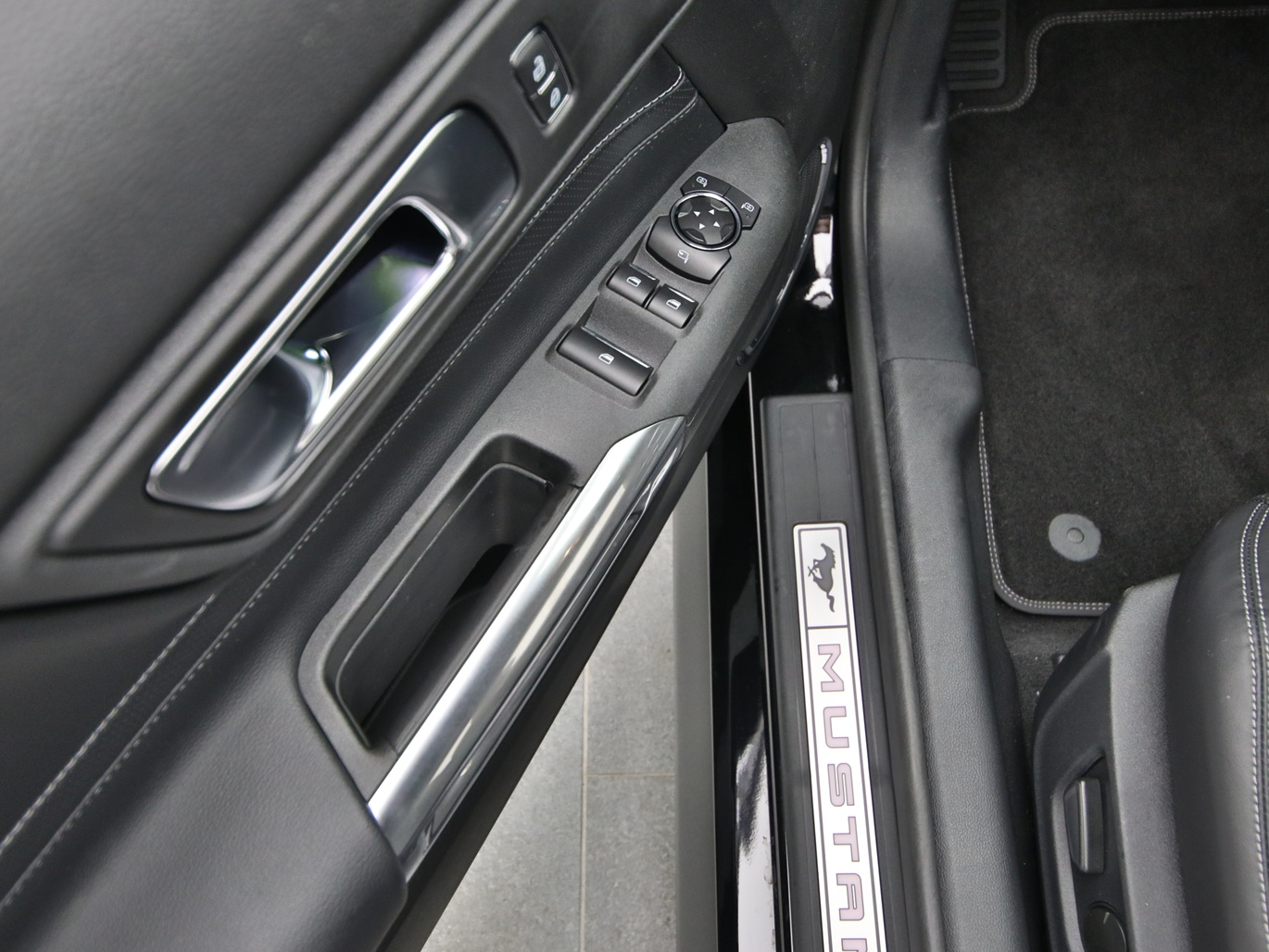  Ford Mustang GT Cabrio V8 450PS / Premium 4 in Iridium Schwarz 