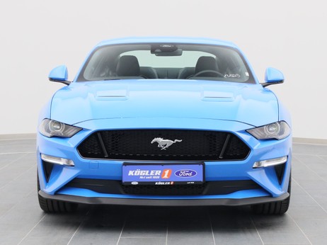 Frontansicht eines Ford Mustang GT Coupé V8 450PS / Premium 2 / B&O in Grabber Blue 