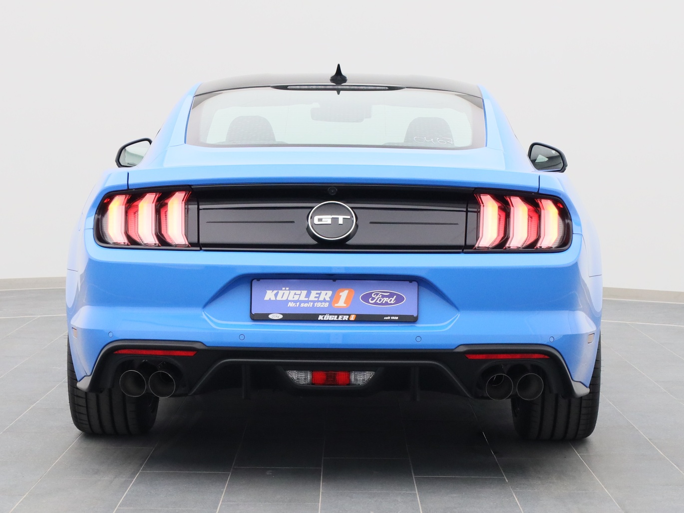 Heckansicht eines Ford Mustang GT Coupé V8 450PS / Premium 2 / Magne in Grabber Blue 