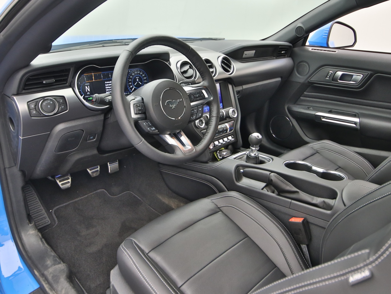 Armaturenbrett eines Ford Mustang GT Coupé V8 450PS / Premium 2 / B&O in Grabber Blue 