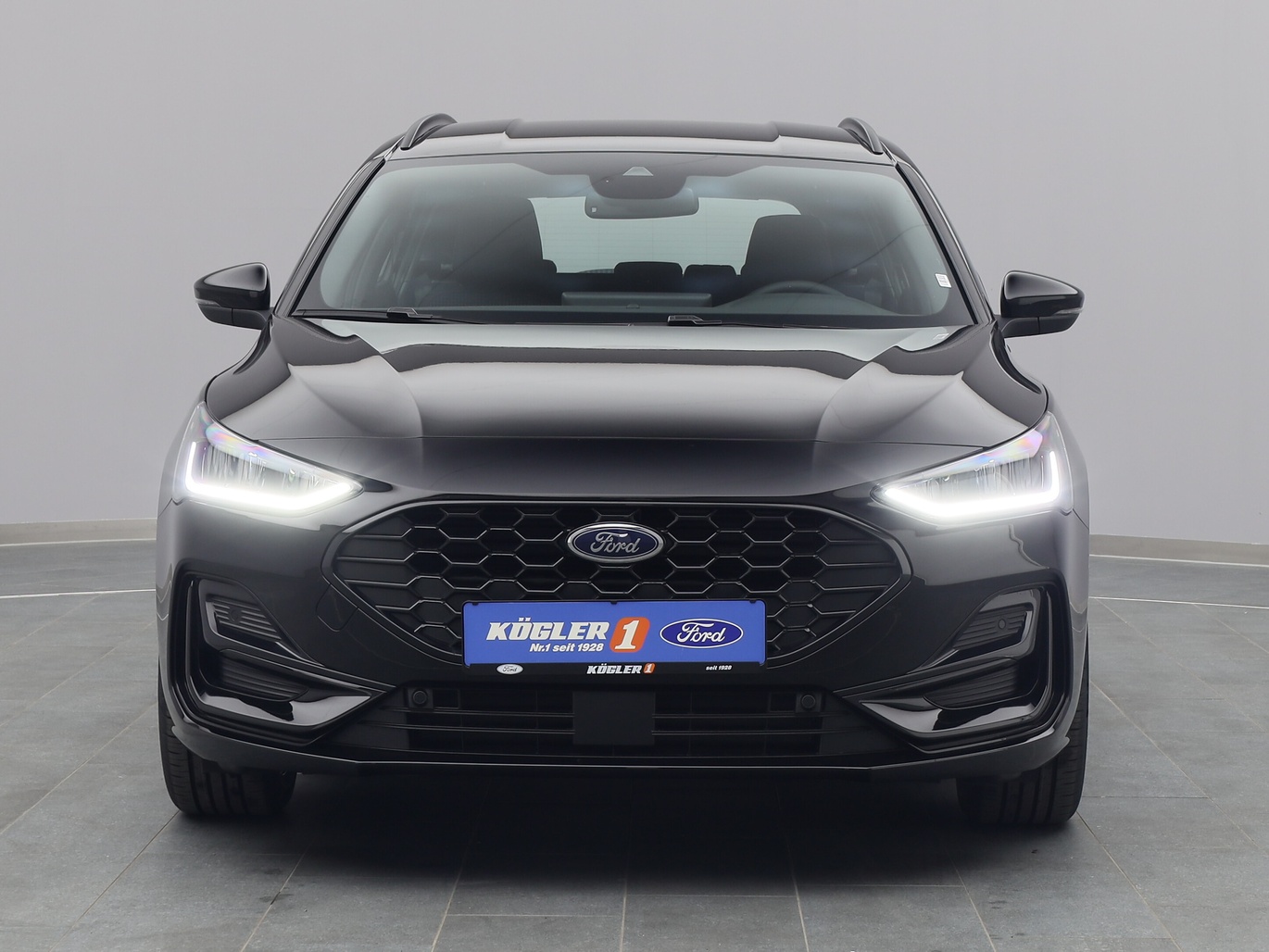 Frontansicht eines Ford Focus Turnier ST-Line Design 125PS Hybrid in Agate Black 