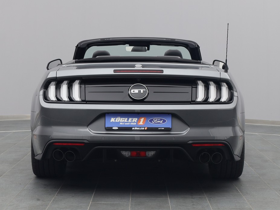Heckansicht eines Ford Mustang GT Cabrio V8 450PS / Premium 2 / Magne in Carbonized Gray 