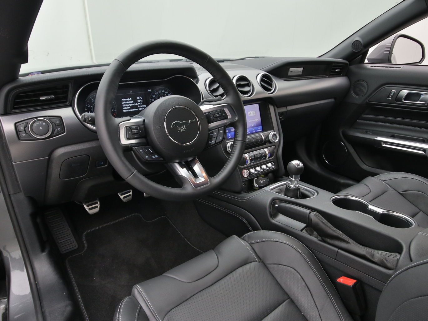 Armaturenbrett eines Ford Mustang GT Coupé V8 450PS / Premium 2 / Recaro in Carbonized Gray 