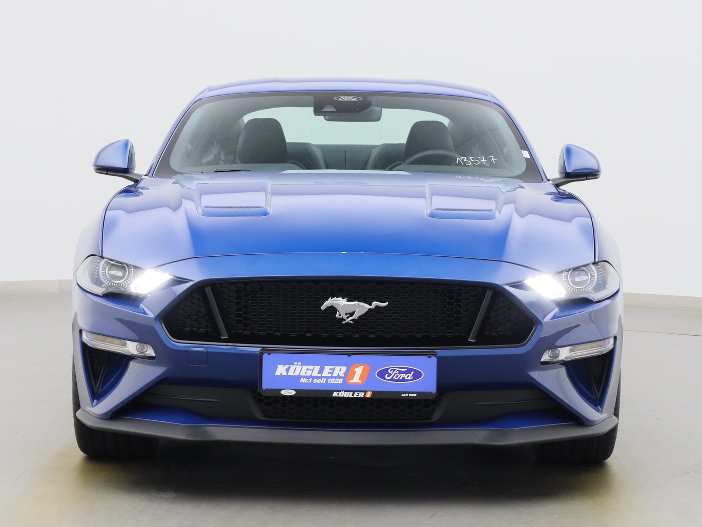 Frontansicht eines Ford Mustang GT Coupé V8 450PS / Premium 2 / B&O in Atlas Blau 