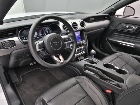 Armaturenbrett eines Ford Mustang GT Cabrio V8 450PS Aut. / Premium 2 in Oxford Weiß 