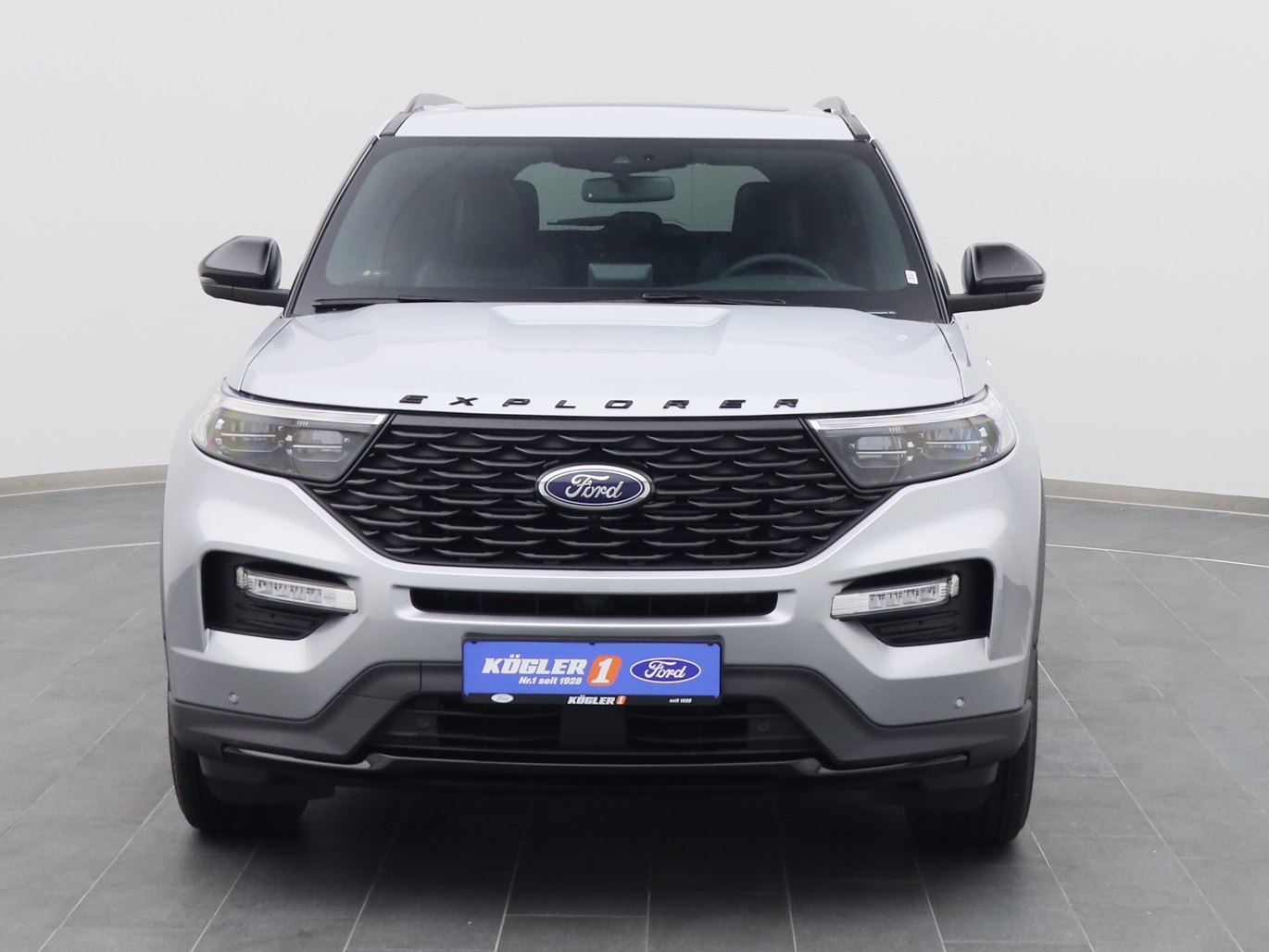 Frontansicht eines Ford Explorer ST-Line 457PS Plug-in-Hybrid / AHK in Iconic Silver 