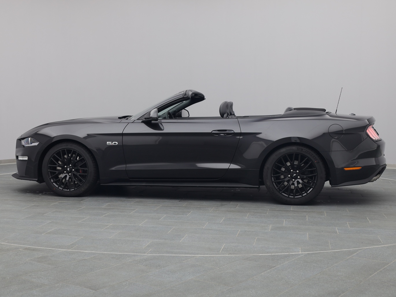  Ford Mustang GT Cabrio V8 450PS / Premium 2 / Magne in Dark Matter Grey von Links