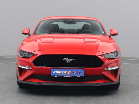 Frontansicht eines Ford Mustang GT Coupé V8 450PS / Premium 2 / Magne in Race-rot 