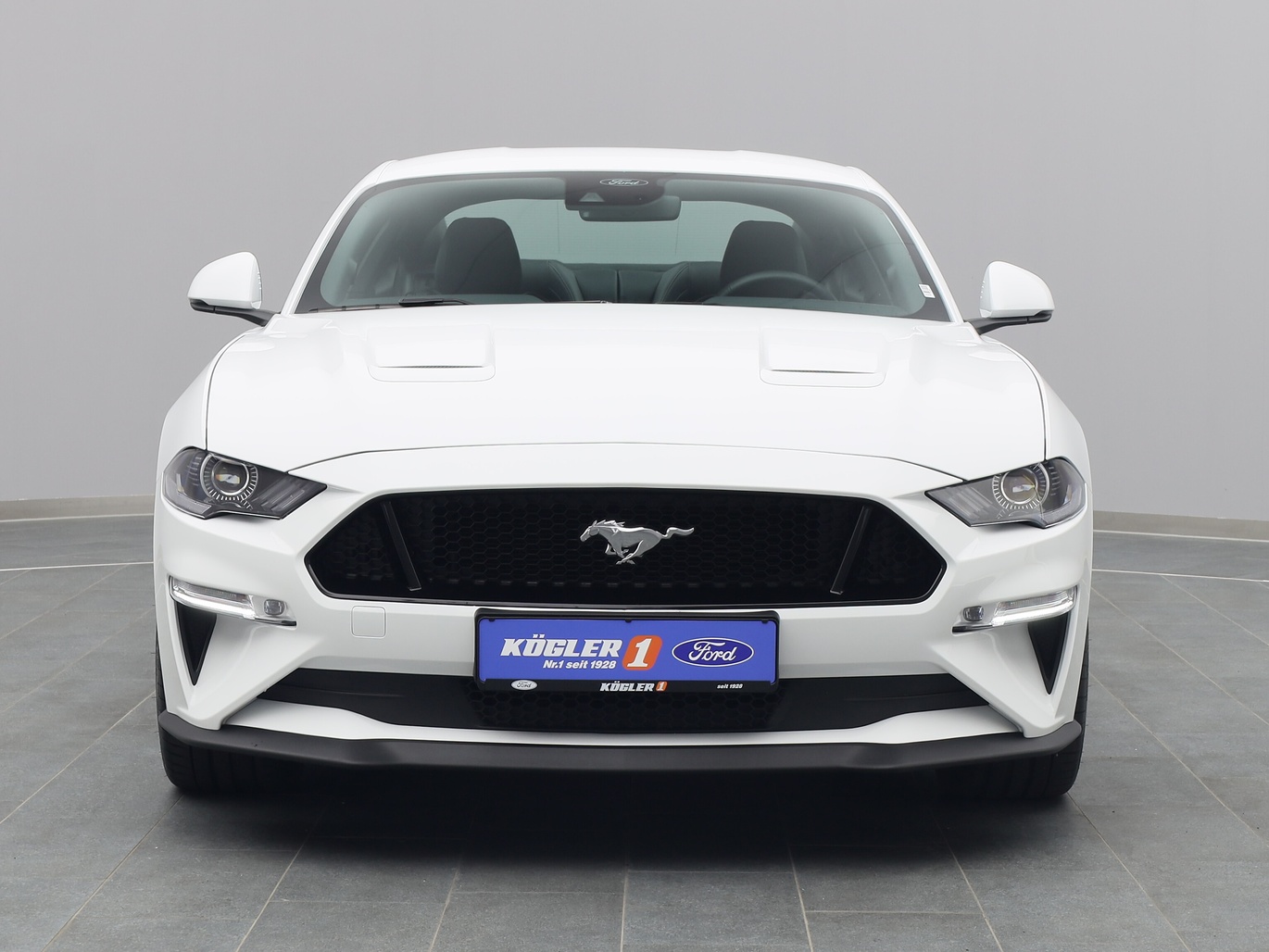 Frontansicht eines Ford Mustang GT Coupé V8 450PS / Premium 2 / Navi / ACC in Liquid Weiss 