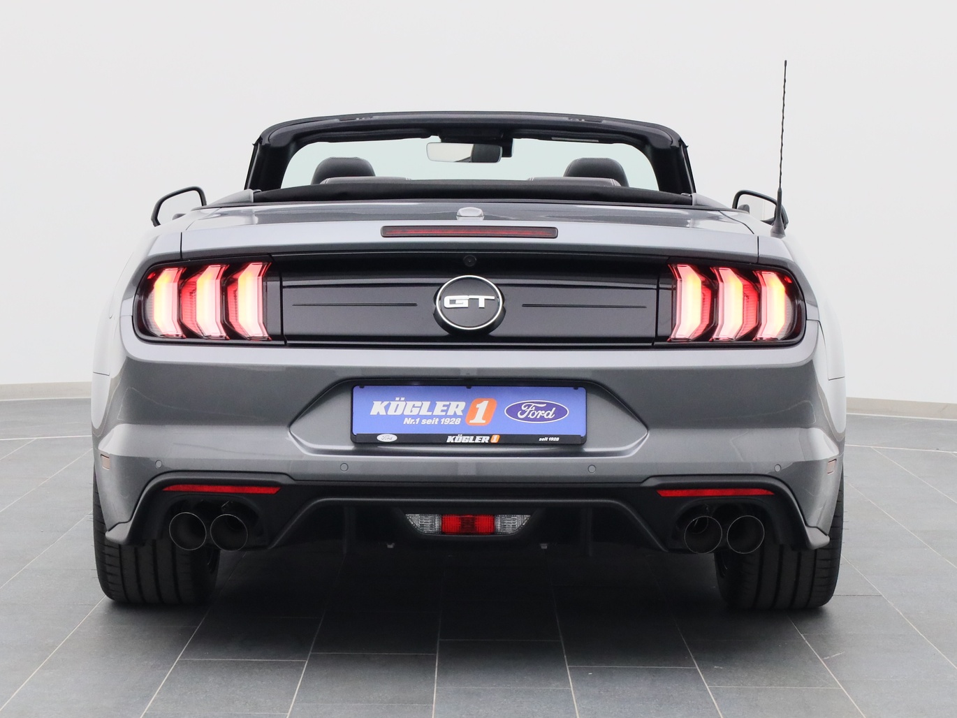 Heckansicht eines Ford Mustang GT Cabrio V8 450PS / Premium 4 in Carbonized Gray 