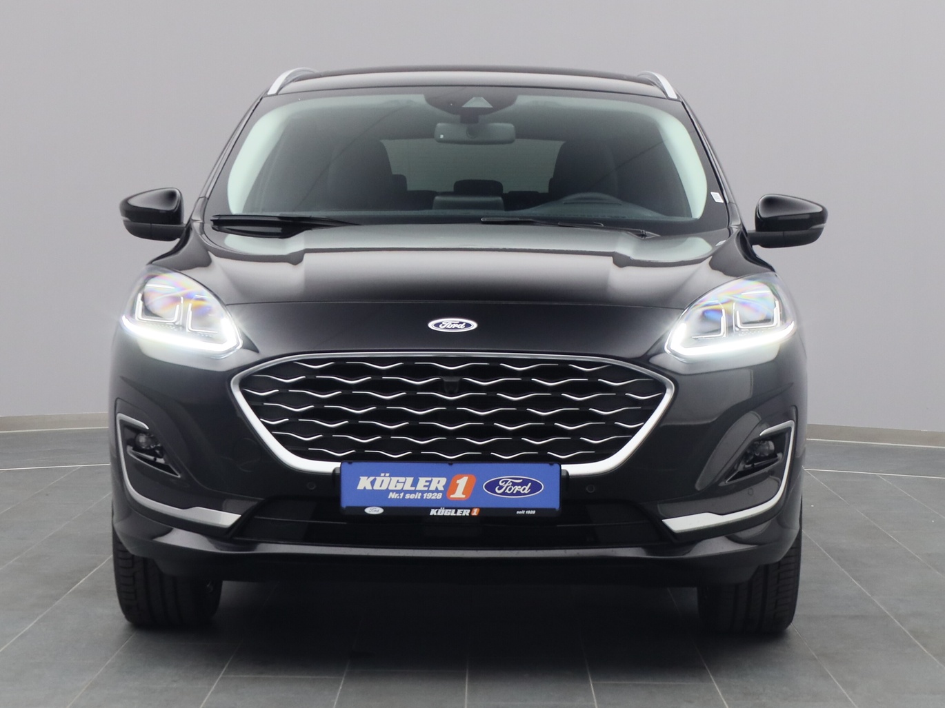 Frontansicht eines Ford Kuga Vignale 225PS Plug-in-Hybrid Aut. in Agate Black 