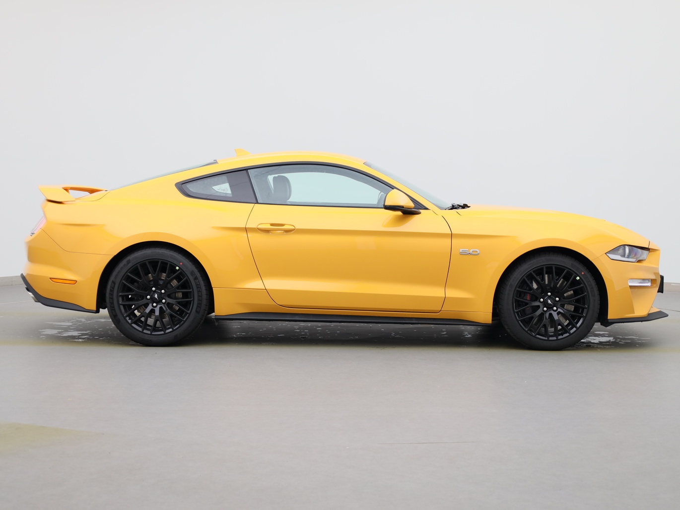  Ford Mustang GT Coupé V8 450PS / Premium 2 / Magne in Cyber Orange von Rechts