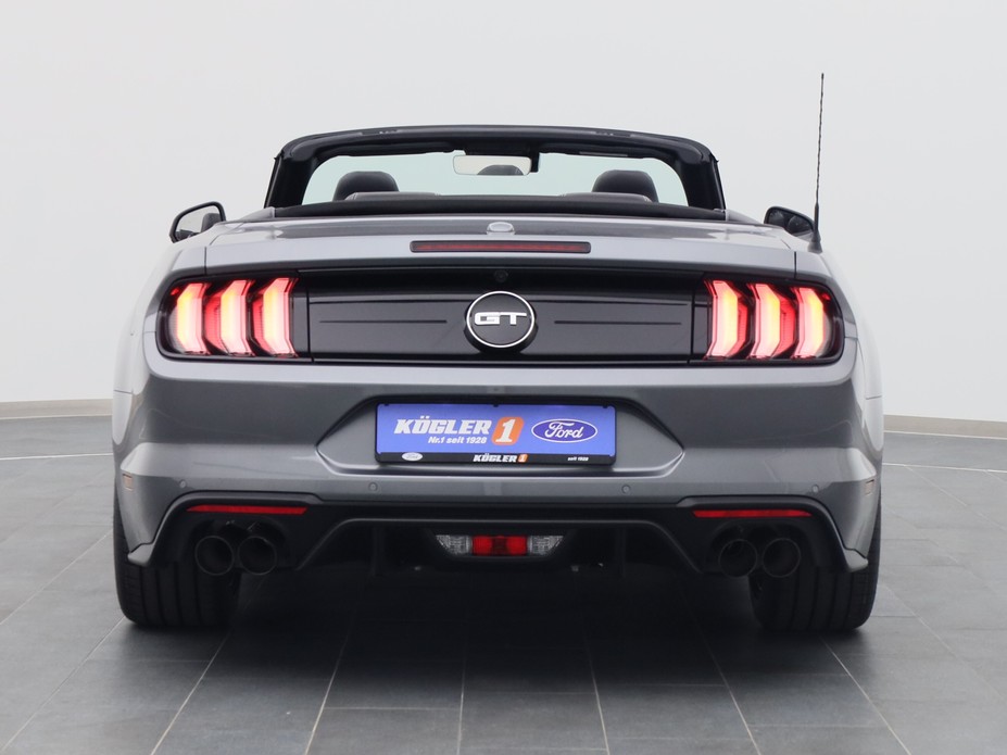 Heckansicht eines Ford Mustang GT Cabrio V8 450PS / Premium 4 / Magne in Carbonized Gray 