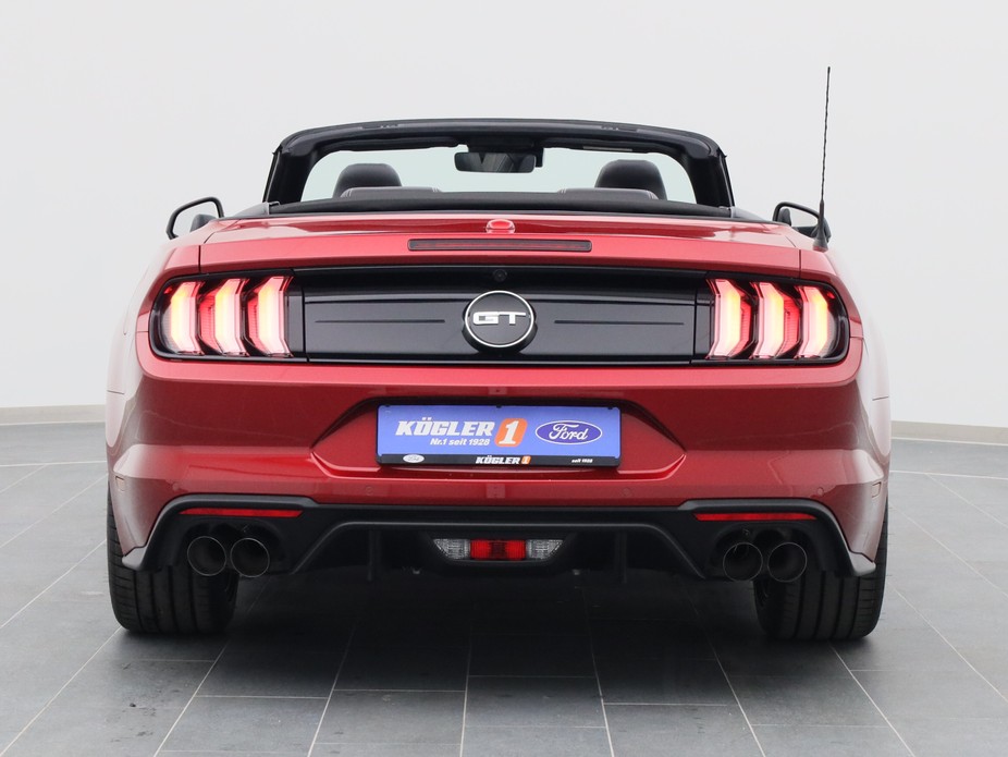 Heckansicht eines Ford Mustang GT Cabrio V8 450PS / Premium 2 / B&O in Lucid Rot 