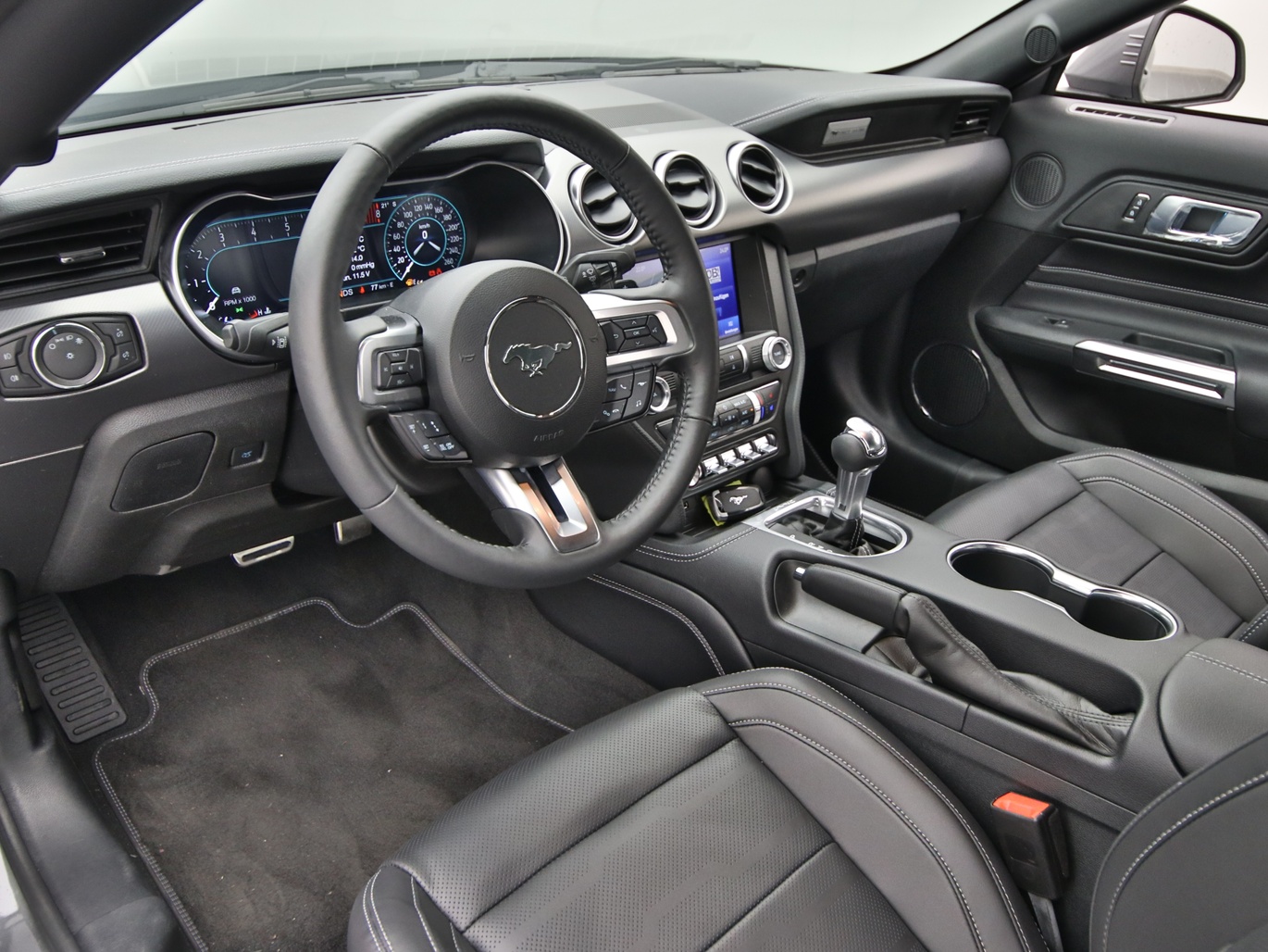Armaturenbrett eines Ford Mustang GT Cabrio V8 450PS Aut. / Premium 2 in Carbonized Gray 