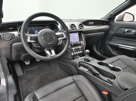 Armaturenbrett eines Ford Mustang GT Cabrio V8 450PS / Premium 2 / B&O in Carbonized Gray 
