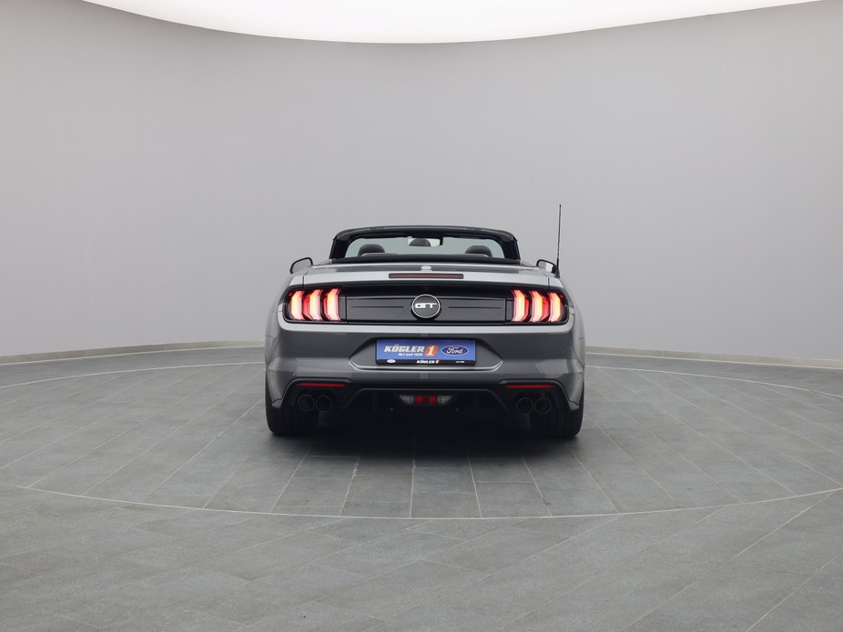 Heckansicht eines Ford Mustang GT Cabrio V8 450PS Aut. / Premium 2 in Carbonized Gray 