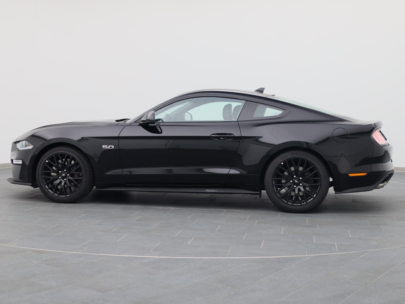  Ford Mustang GT Coupé V8 450PS / Premium 2 in Iridium Schwarz von Links