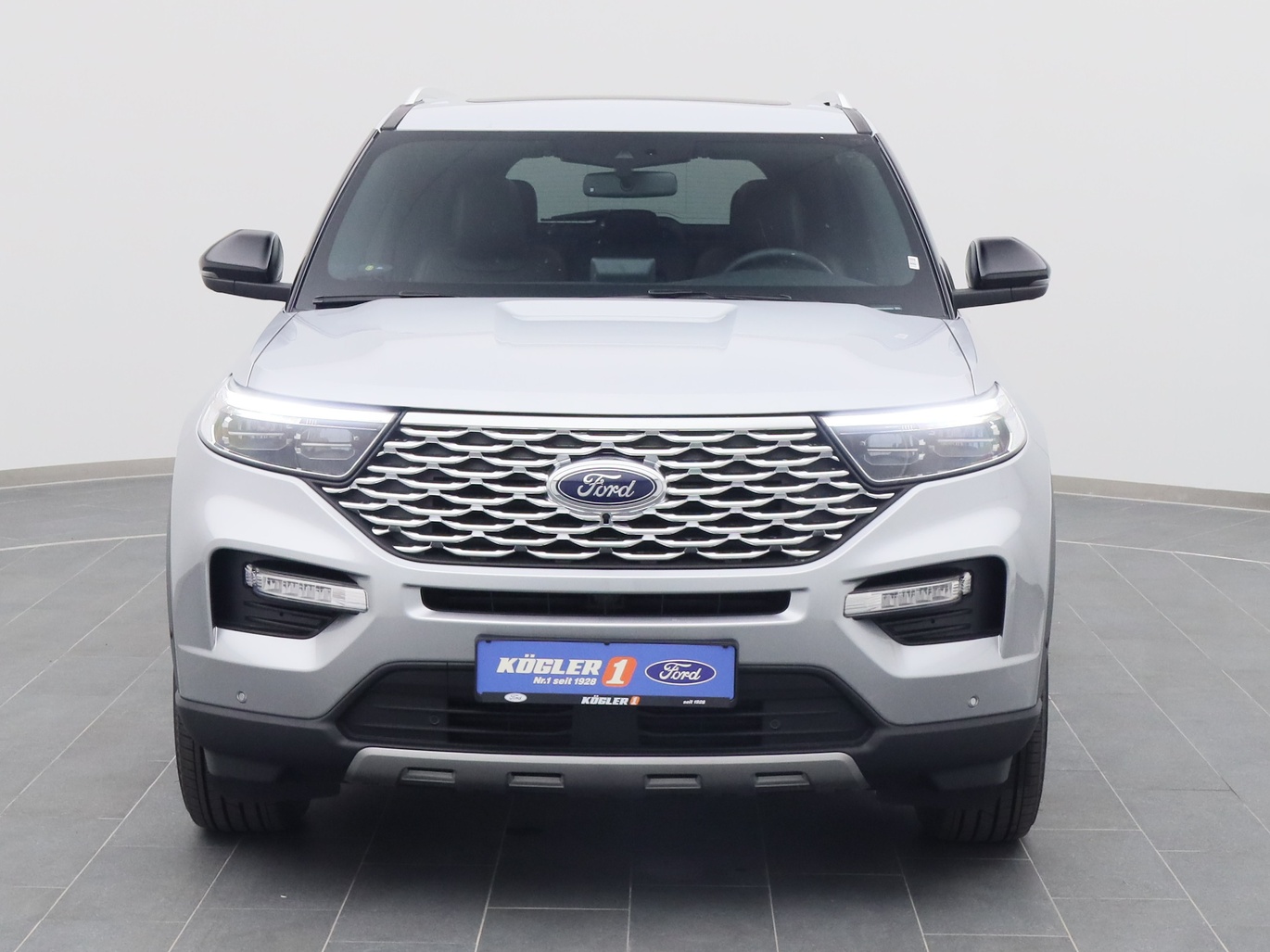 Frontansicht eines Ford Explorer Platinum 457PS Plug-in-Hybrid / PDC in Iconic Silver 