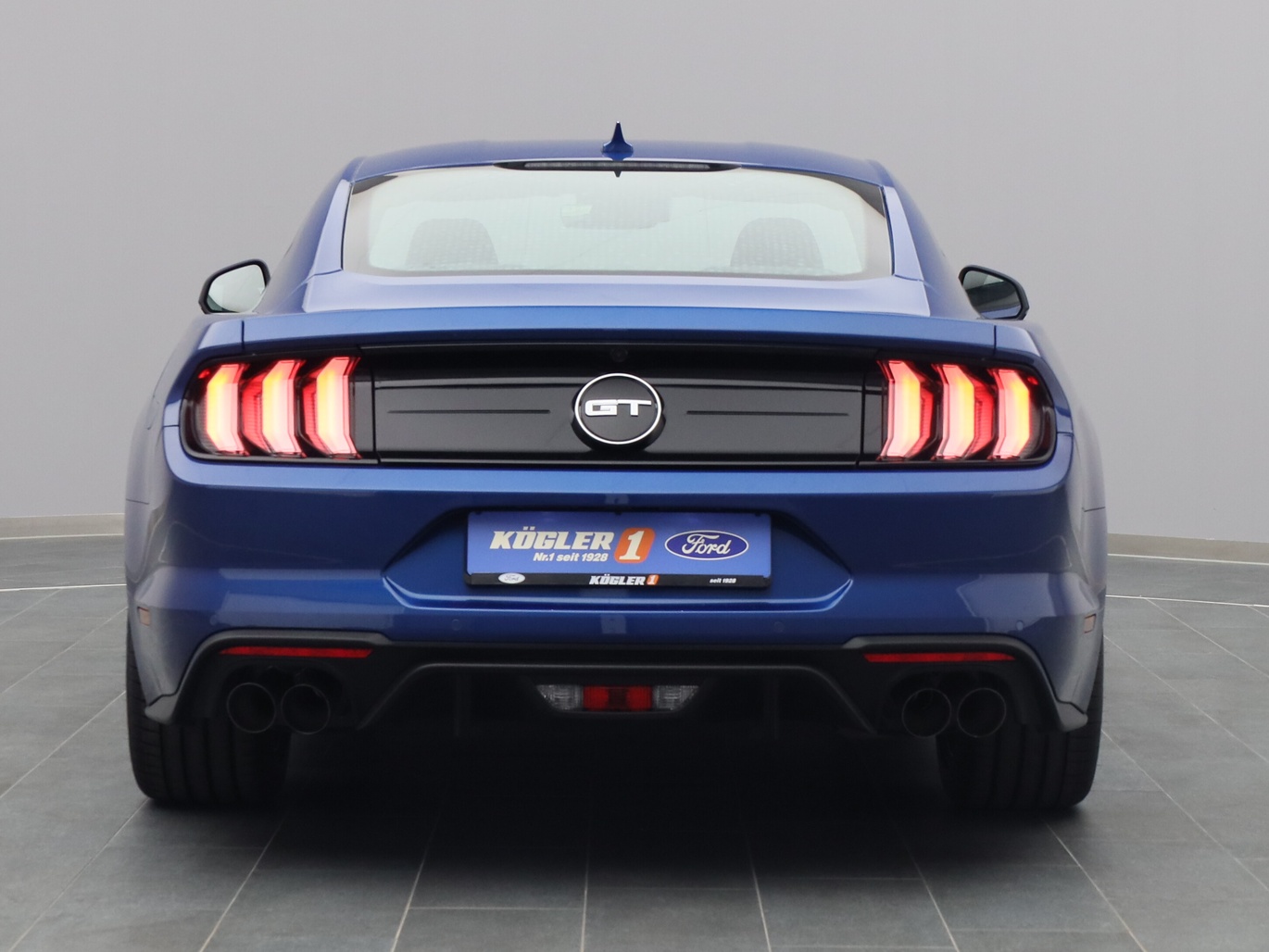 Heckansicht eines Ford Mustang GT Coupé V8 450PS / Premium 2 in Atlas Blau 