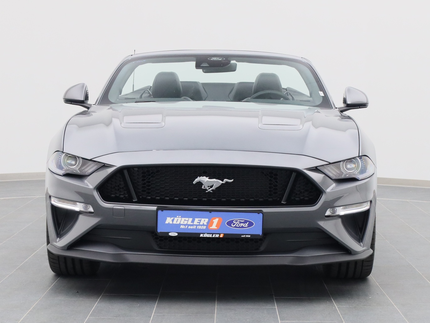 Frontansicht eines Ford Mustang GT Cabrio V8 450PS / Premium 2 in Carbonized Gray 