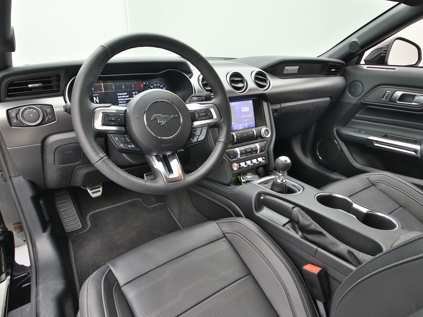 Armaturenbrett eines Ford Mustang GT Cabrio V8 450PS / Premium 4 in Iridium Schwarz 