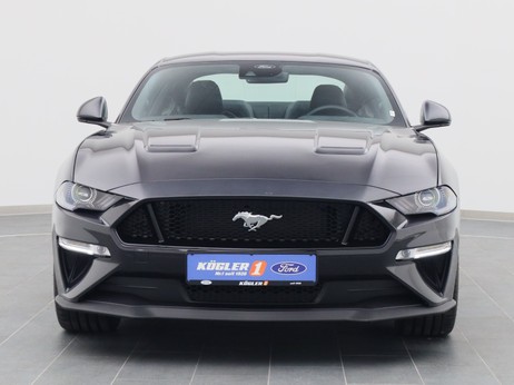 Frontansicht eines Ford Mustang GT Coupé V8 450PS / Premium 3 / B&O in Dark Matter Grey 