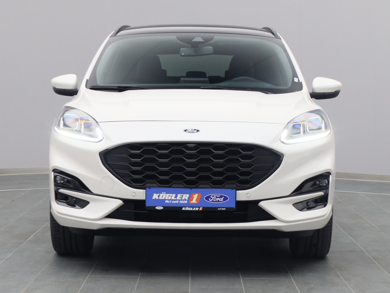 Frontansicht eines Ford Kuga ST-Line X 225PS Plug-in-Hybrid Aut. in Weiss 