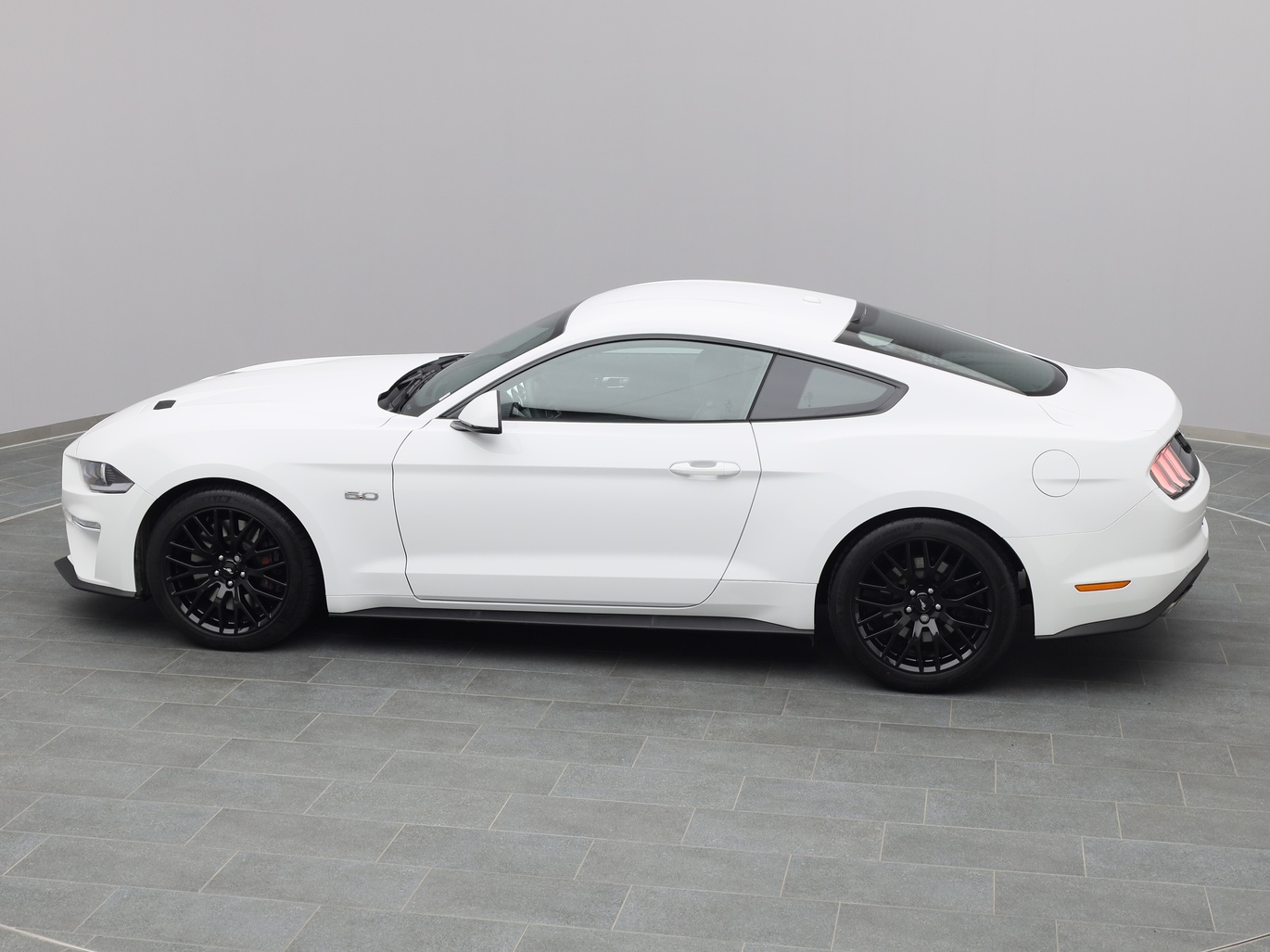  Ford Mustang GT Coupé V8 450PS / Premium 2 / Navi / ACC in Liquid Weiss 