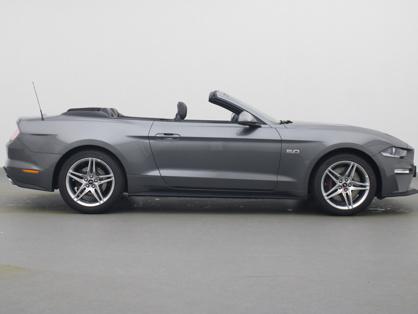  Ford Mustang GT Cabrio V8 450PS / Premium 4 / B&O in Carbonized Gray von Rechts