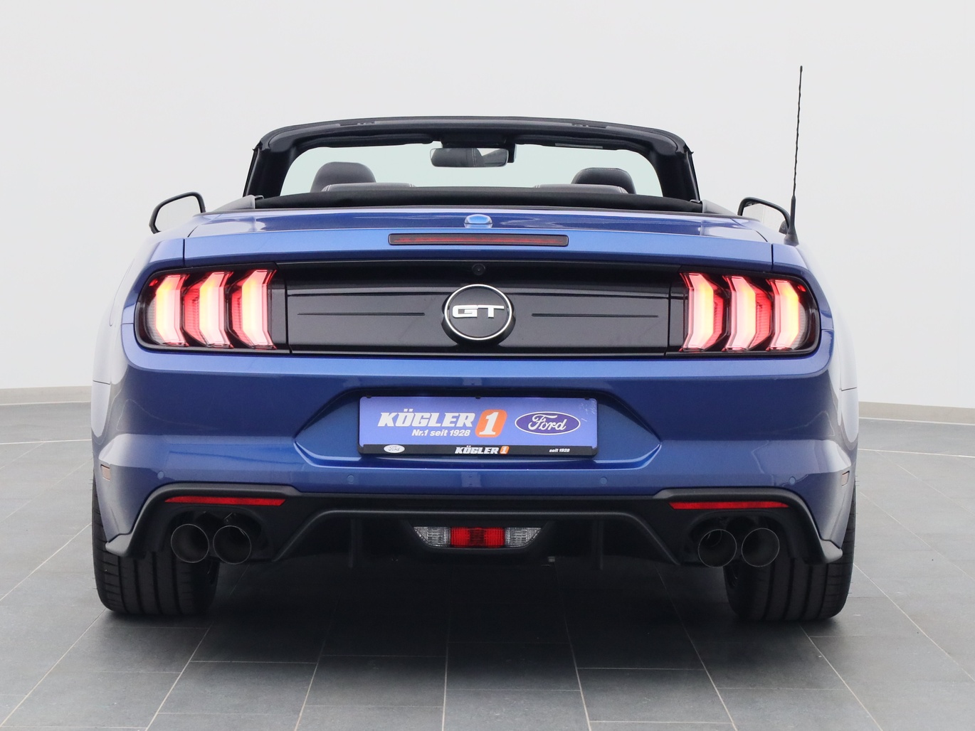 Heckansicht eines Ford Mustang GT Cabrio V8 450PS / Premium 2 / Magne in Atlas Blau 