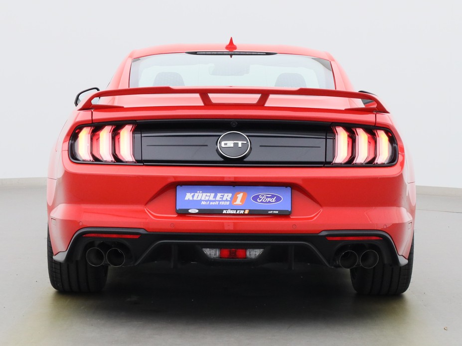 Heckansicht eines Ford Mustang GT Coupé V8 450PS / Premium 2 / Magne in Race-rot 