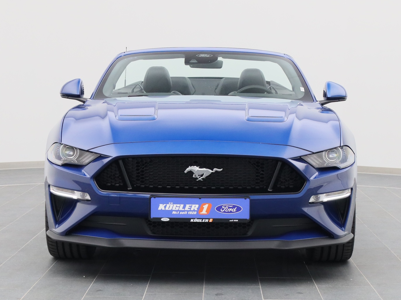 Frontansicht eines Ford Mustang GT Cabrio V8 450PS / Premium 2 / B&O in Atlas Blau 