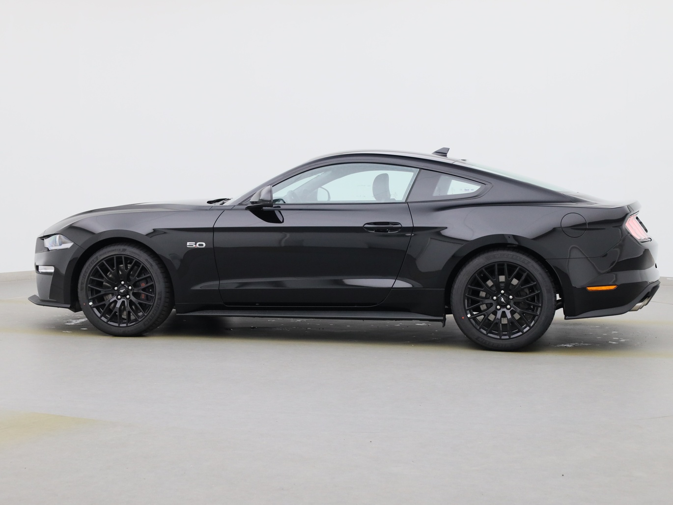  Ford Mustang GT Coupé V8 450PS / Premium 2 / B&O in Iridium Schwarz von Links