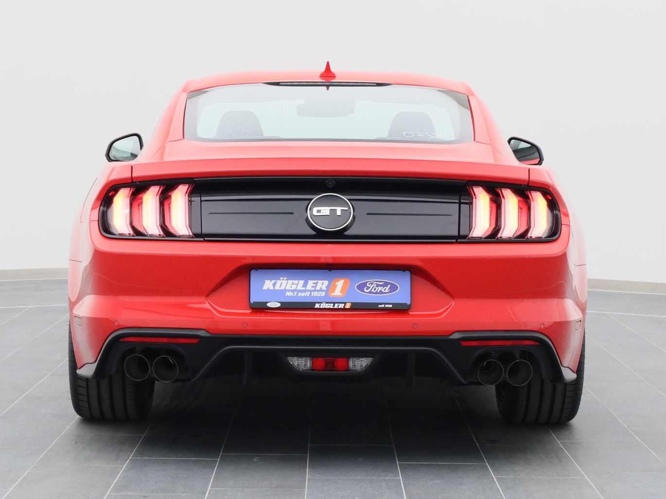 Heckansicht eines Ford Mustang GT Coupé V8 450PS Aut / Premium 2 in Race-rot 