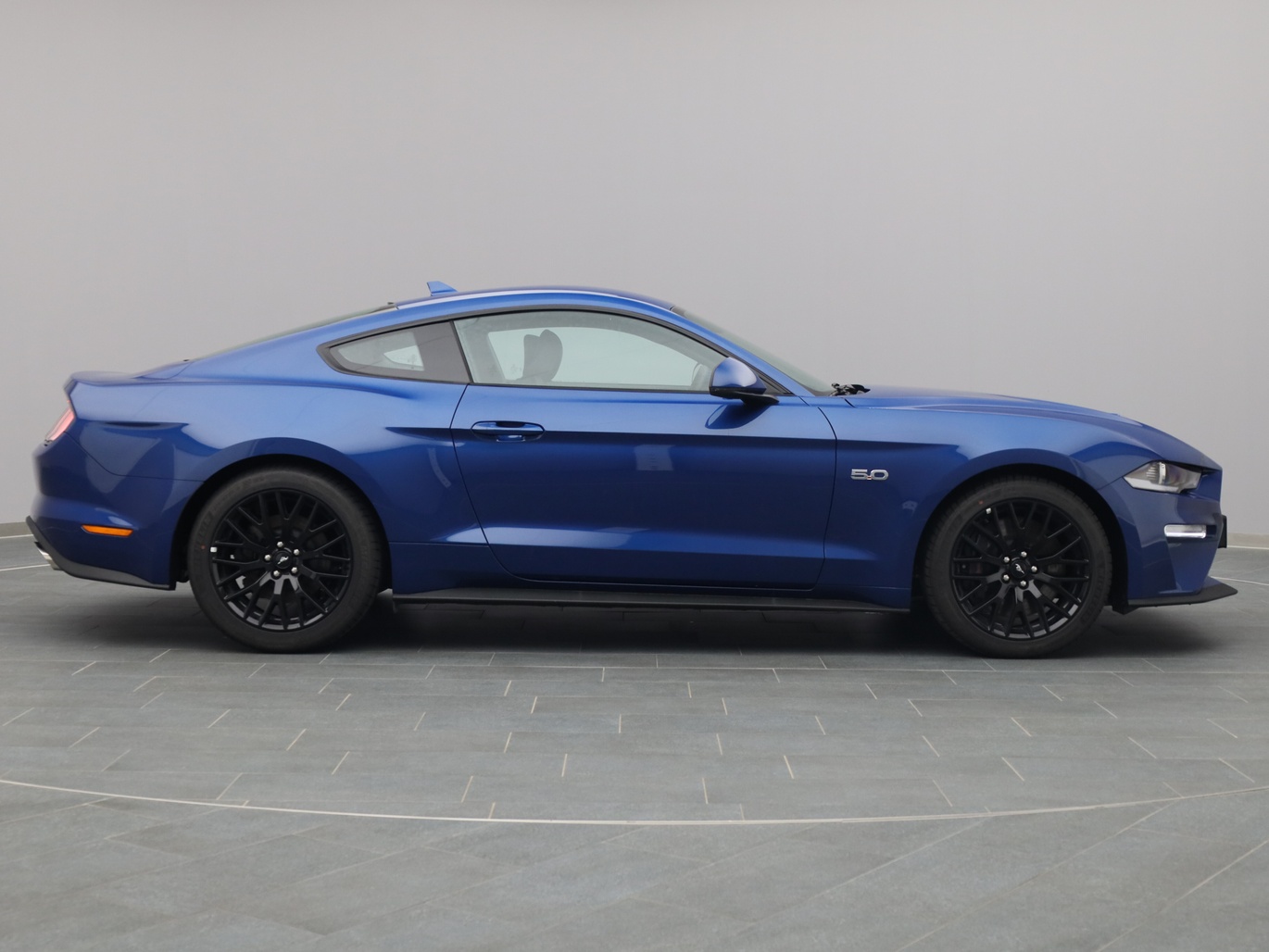  Ford Mustang GT Coupé V8 450PS / Premium 2 in Atlas Blau von Rechts