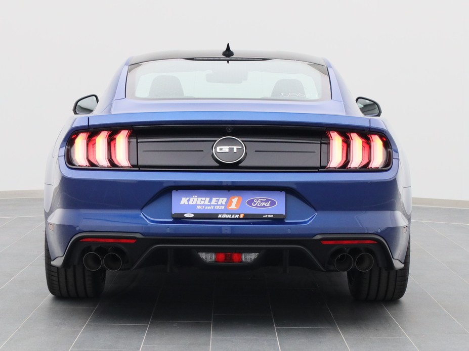 Heckansicht eines Ford Mustang GT Coupé V8 450PS / Premium 2 / Magne in Atlas Blau 