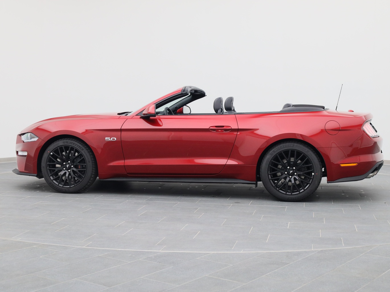  Ford Mustang GT Cabrio V8 450PS / Premium 2 in Lucid Rot von Links