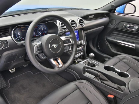 Armaturenbrett eines Ford Mustang GT Coupé V8 450PS / Premium 2 / Magne in Grabber Blue 