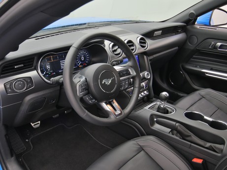 Armaturenbrett eines Ford Mustang GT Coupé V8 450PS / Premium 2 / Magne in Grabber Blue 