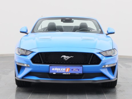 Frontansicht eines Ford Mustang GT Cabrio V8 450PS / Premium 2 in Grabber Blue 